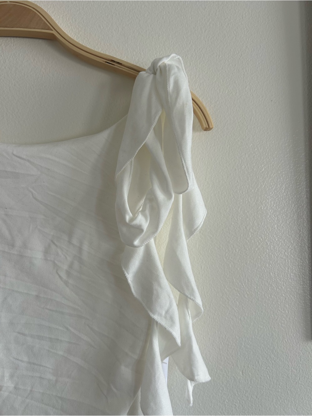 NWT White Shoulder Ruffle Tank Top - Picture 3 of 3